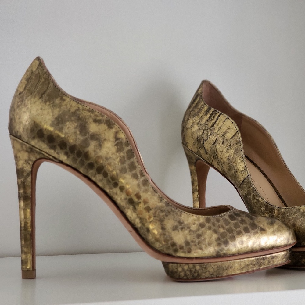 Vero Cuoio, Eight Fifteen gold platform pumps